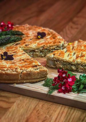 Пиріг зі спаржі та лосося