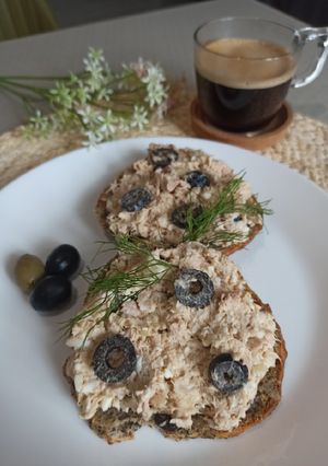 Помазанка з тунця та маслин