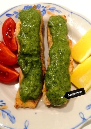 Риба з домашнім соусом песто