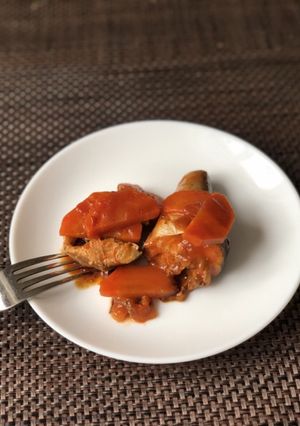 Риба з овочами в томатному соусі