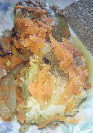 Риба тушкована з овочами і помідорним соусом