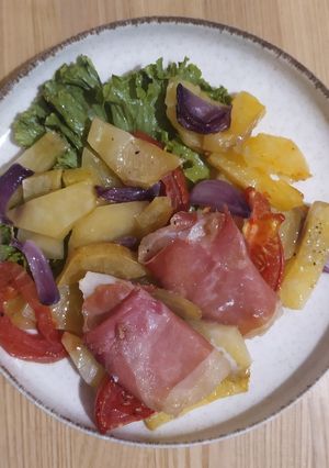 Риба у хамоні запечена на овочах