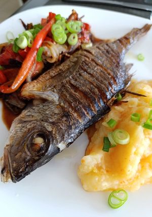 Рибка запечена з овочами