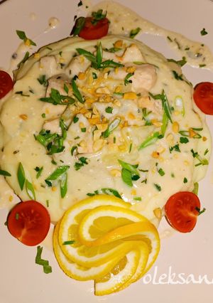 Рибна підлива з лосося на подушці з картопляного пюре