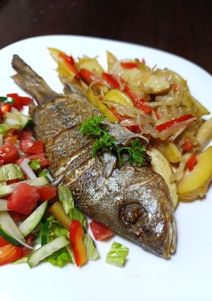 Рибка запечена з картоплею та овочами