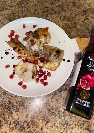 Рибка смажена на грилі з крапельками гранатного соуса