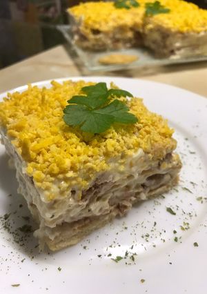 Рибний салат з крекерами