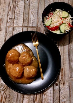 Рибні котлети з хека в томатному соусі