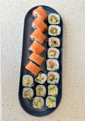 Роли з лососем