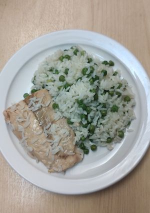 Рис з горошком та лососем