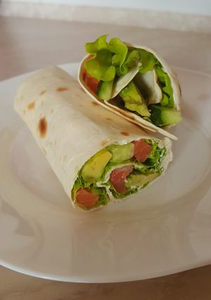 Ролл в лаваше с семгой и авокадо