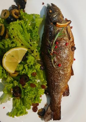 Річкова форель з маслинами та родзинками