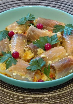 Рибні рулетики з овочами та сулугуні