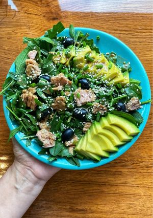 Салат з авокадо і тунцем