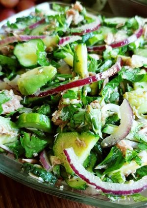 Салат з авокадо, огірком та тунцем