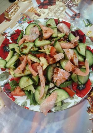 Салат з авокадо, горбушею і пармезаном