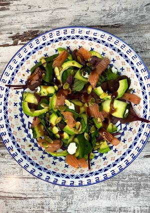 Салат з авокадо та червоною рибою