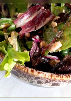 Салат з міксу салатів, лосося і заправки з олії та гірчиці