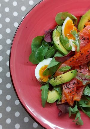 Салат з копченою фореллю