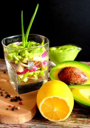 Салат з оселедцем і зеленим яблуком з мусом із авокадо