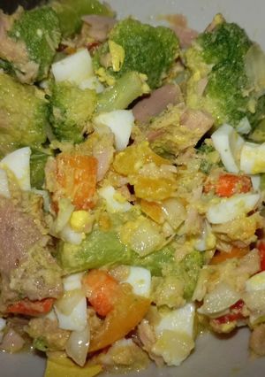 Салат з броколі та тунця