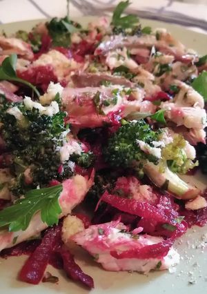 Салат з копченої скумбрії, буряка та броколі
