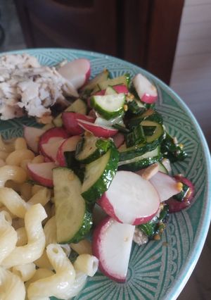 Салат з зеленою цибулею, редискою та тунцем