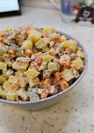 Салат з відварних овочей та скумбрією