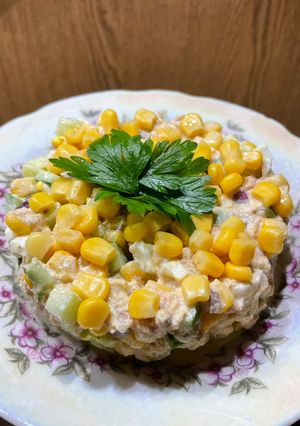 Салат з кукурудзою, тунцем та огірком