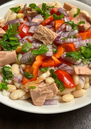 Салат з квасолею та тунцем