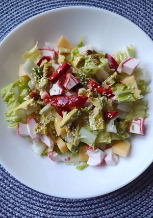 Салат з крабовими паличками або тунцем, авокадо, овочами та насінням