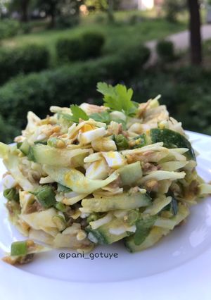 Салат з молодою капустою та тунцем