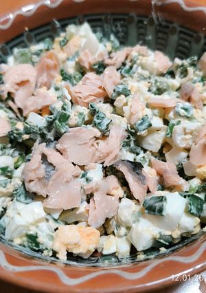 Салат з консервованим лососем і зеленою цибулею