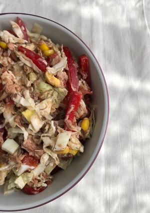 Салат з тунцем, сиром і овочами