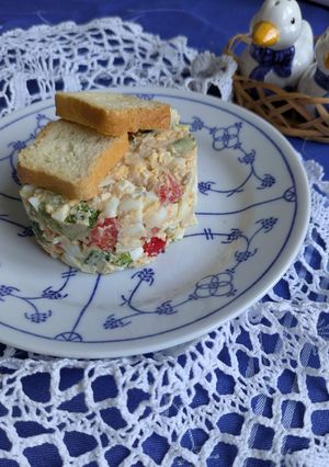 Салат з печінкою тріски, огірком та червоним солодким перцем