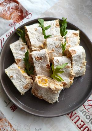 Салат з тунцем, яйцем та кукурудзою у лаваші