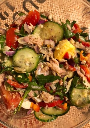 Салат з руколи з тунцем