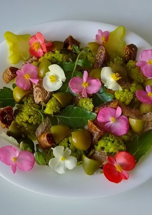 Салат з сардини, броколі, інжиру, оливок і руколи