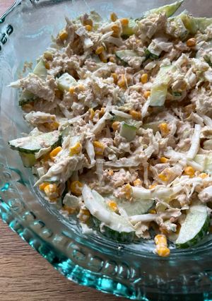 Салат з тунцем, пекінською капустою та кукурудзою