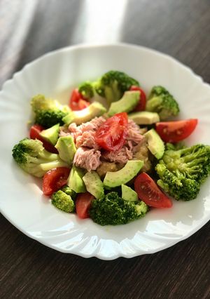 Салат з сочевицею, тунцем і авокадо