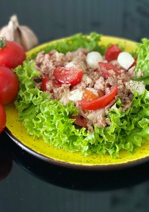 Салат з тунцем і моцарелою