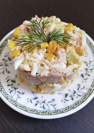 Салат з тунцем, яйцем та кукурудзою