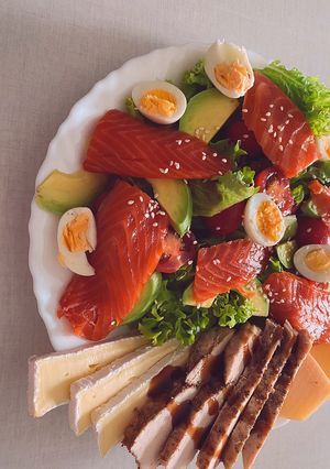 Салат з форелі, чері, авокадо та зеленого салату