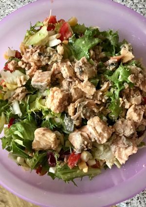 Свежий салат с консервированной рыбой