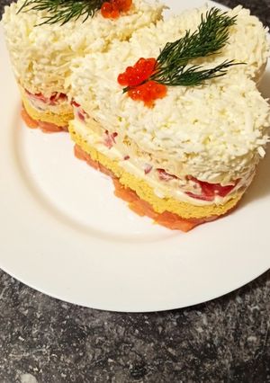 Салат з червоної риби, твердим сиром та помідором