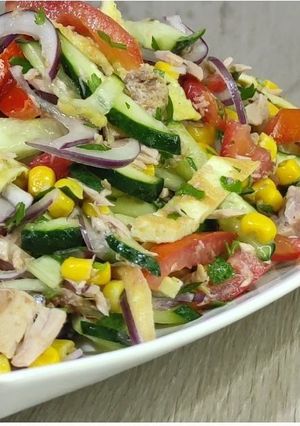 Свіжий салат з тунцем і яєчним млинцем