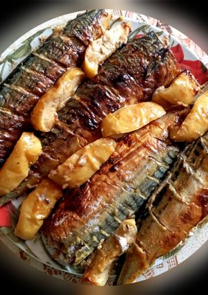 Скумбрія в майонезно-часниковому соусі з яблуками запечена в духовці