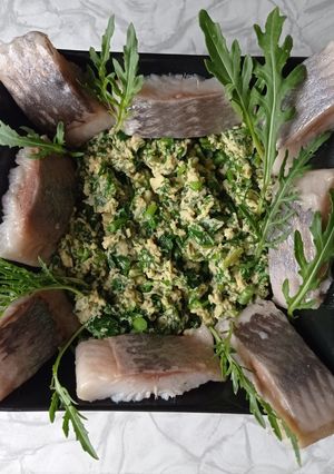 Скрамбл з кінзою і кропом до оселедця з руколою