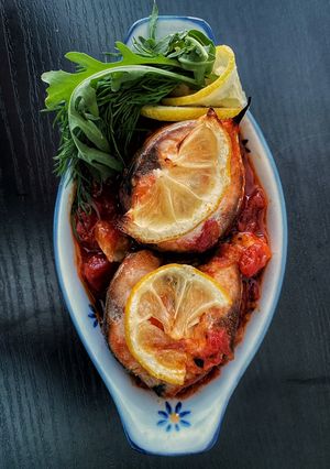 Скумбрія в соусі з помідорів