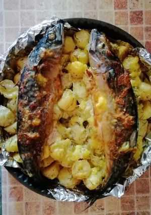 Скумбрія з печеною картоплею